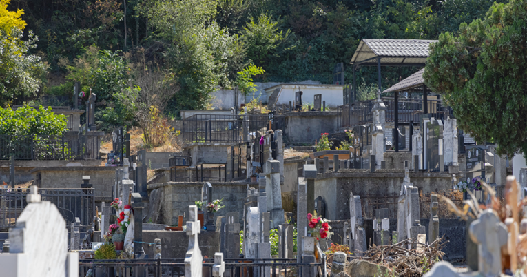 Oglas za posao na groblju u Srbiji je hit: "Tražimo komunikativnu osobu..."