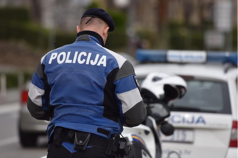 Mladić kod Dubrovnika teško ozlijeđen, zabio se autom u brdo