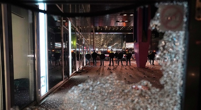 U Nizozemskoj neredi zbog djelomičnog lockdowna, policija koristila vodene topove