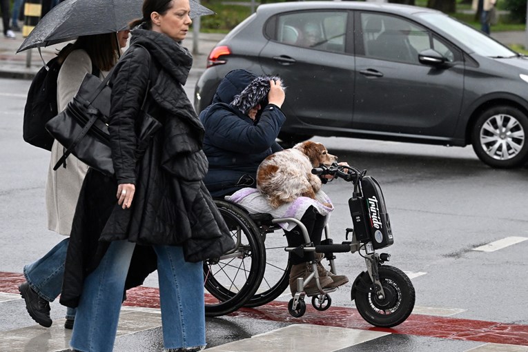 Dirljiv prizor iz Zagreba: Vlasnica u invalidskim kolicima povezla svog psa