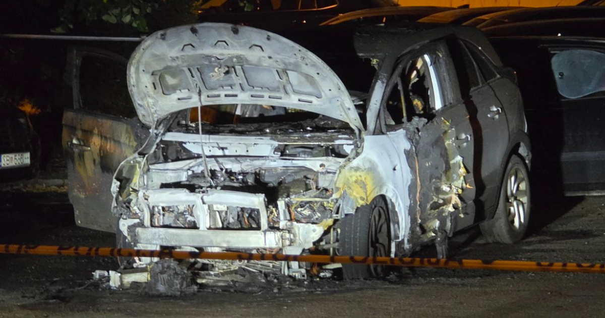 U Slavonskom Brodu usred noći potpuno izgorio auto