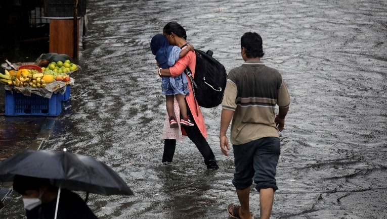Velike poplave na sjeveroistoku Indije. Ima poginulih, pobjeglo pola milijuna ljudi