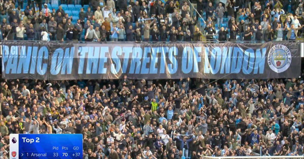 Ovo je transparent koji su navijači Cityja izvukli nakon pobjede protiv Arsenala