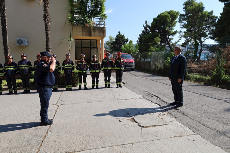 FOTO Pred Plenkovićem postrojili vatrogasce