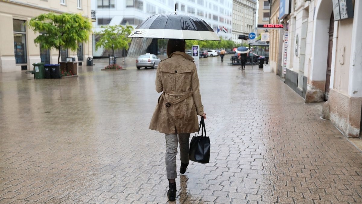 Baš ne ide: Pogledajte kako su jutros izgledale terase kafića u Zagrebu