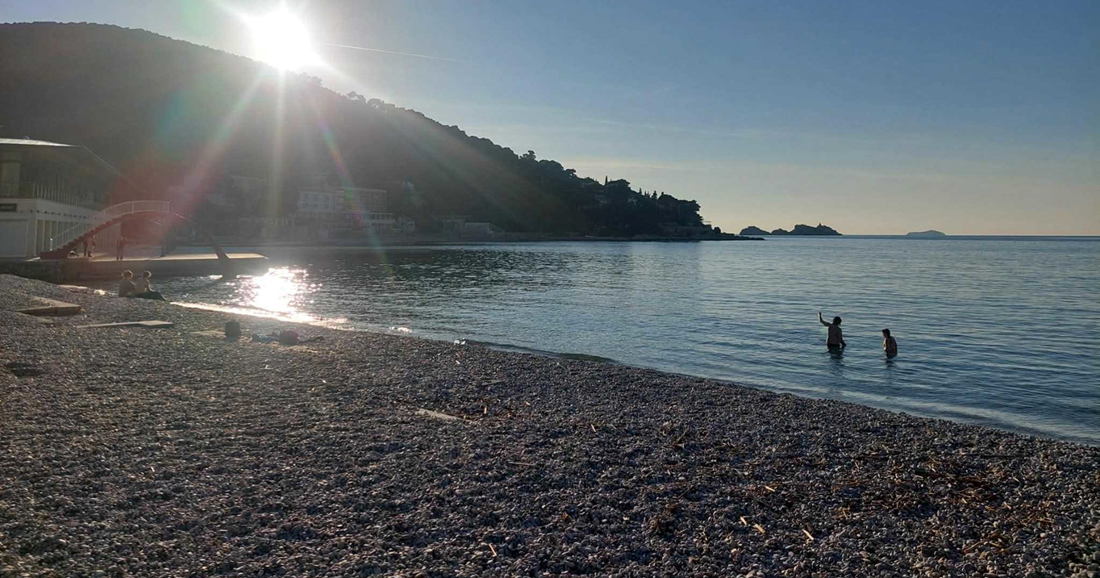 FOTO Neki Dubrovčani prvi dan zime proveli na plaži, najhrabriji su se i okupali