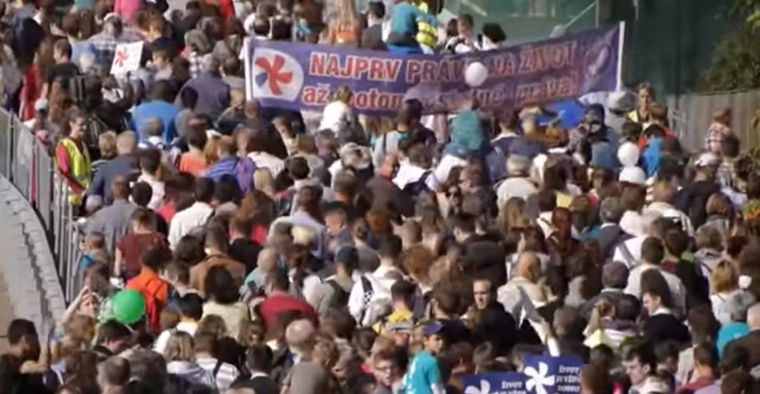 50 tisuća ljudi marširalo u Bratislavi, žele zabraniti pobačaj