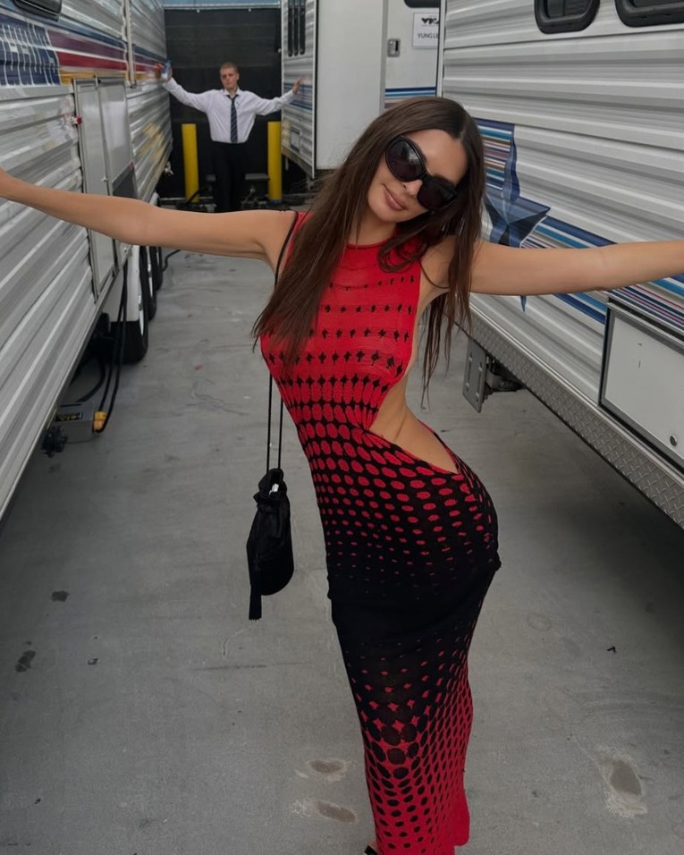 Crveno-crna haljina Emily Ratajkowski malo je toga sakrila