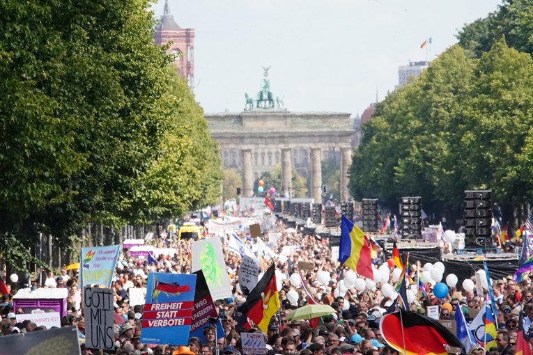 Oko 40.000 ljudi na skupu u Berlinu protiv korona-mjera, izbili neredi, 300 uhićenih