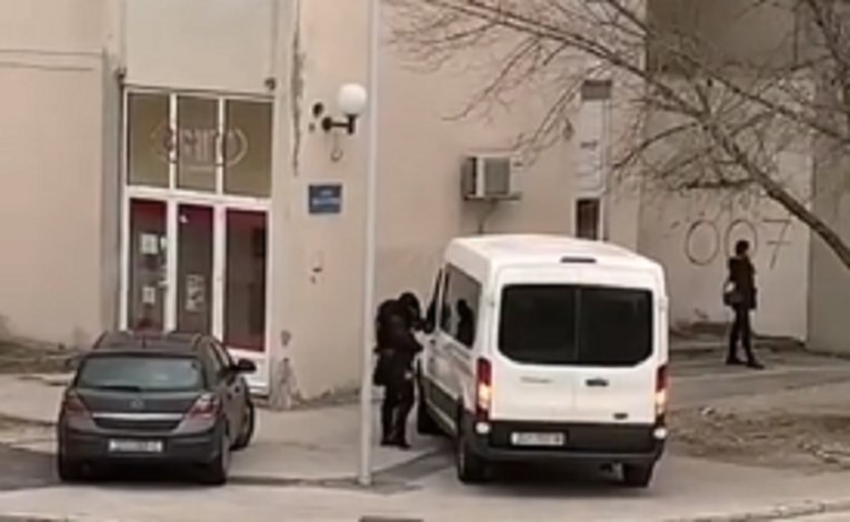 VIDEO Duge cijevi u Omišu, pogledajte snimku ispred kafića ubijenog