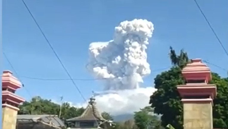 U Indoneziji erumpirao vulkan, izbacivao pepeo u visinu od 6000 metara