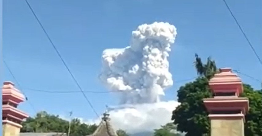U Indoneziji došlo do erupcije vulkana, pepeo prekrio okolna sela