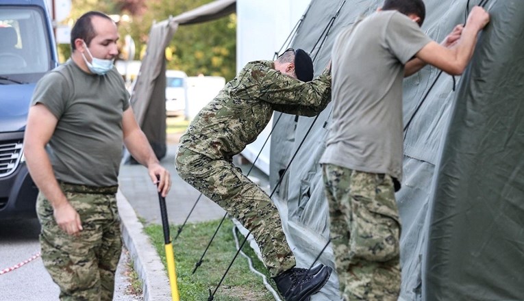 FOTO Vojska postavila šatore ispred zagrebačkog Rebra