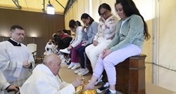 Papa oprao noge zatvorenicama