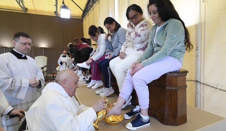 Papa oprao noge 12 zatvorenica u Rimu