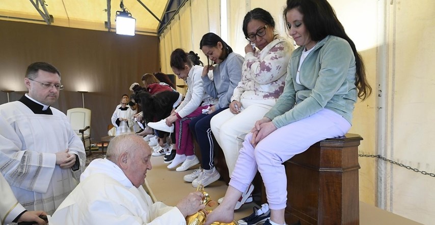 Papa oprao noge zatvorenicama