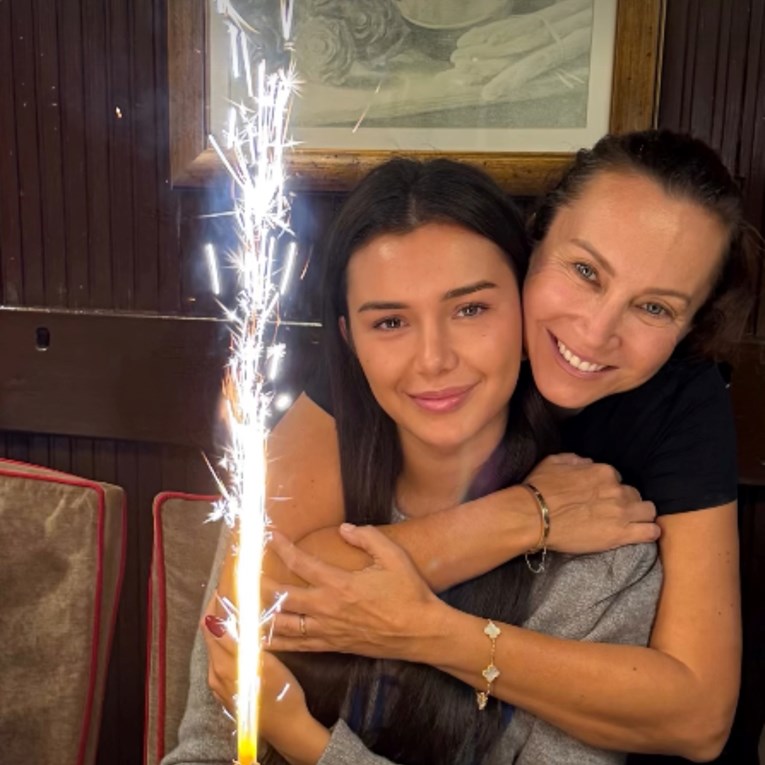 Mia Majoli napunila 19, majka joj čestitala i pokazala tortu u Halloween stilu