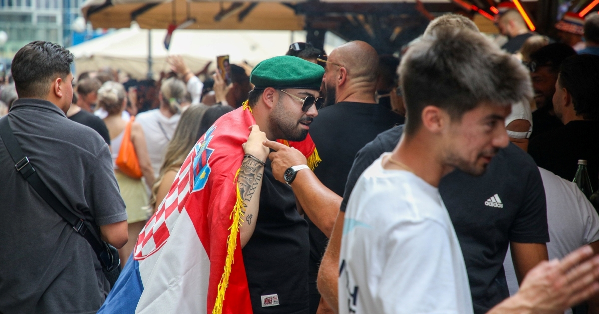 Zelena beretka je najtraženiji dodatak za koncert. Evo gdje je možete kupiti