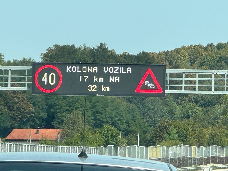 VIDEO 17 km kolona od Karlovca prema Zagrebu, neki krenuli voziti po zaustavnoj traci