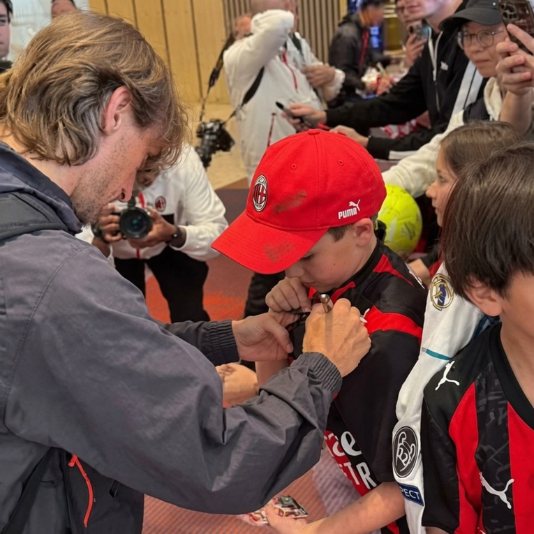 Modrić je došao na pripreme Milana. Pogledajte kako su ga dočekali navijači