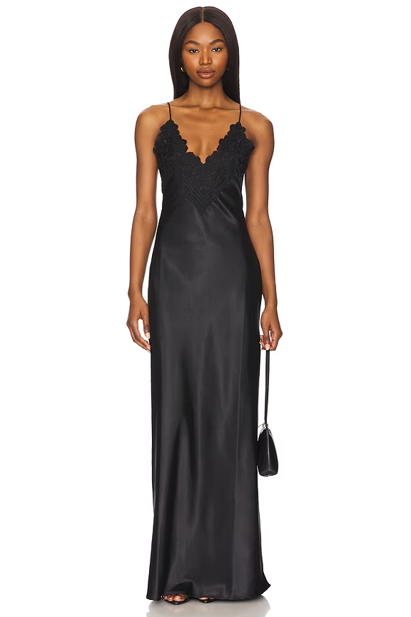 Scarlett Johansson v črni obleki pokazala, kako izgleda brezčasna eleganca