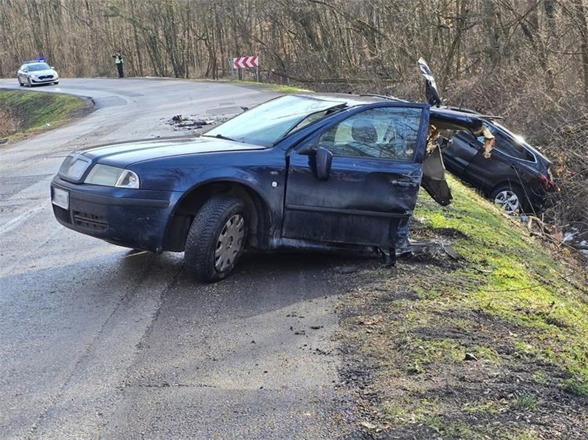 FOTO Teška nesreća kod Privlake, auto se doslovno prepolovio