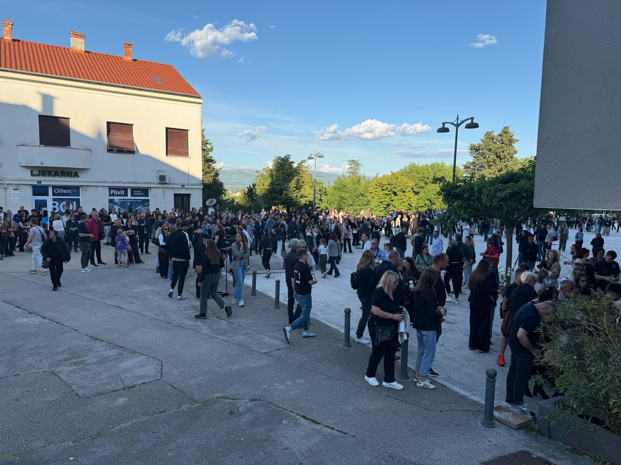 Ljudi se okupljaju, uskoro kreće posvjed. Drniš je u tišini za ubijenog Luku