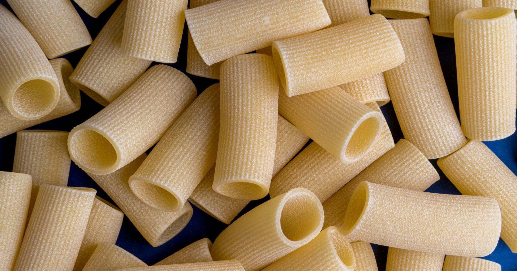 Što je tjestenina iz brončanog kalupa i zašto bolje "hvata" umake?