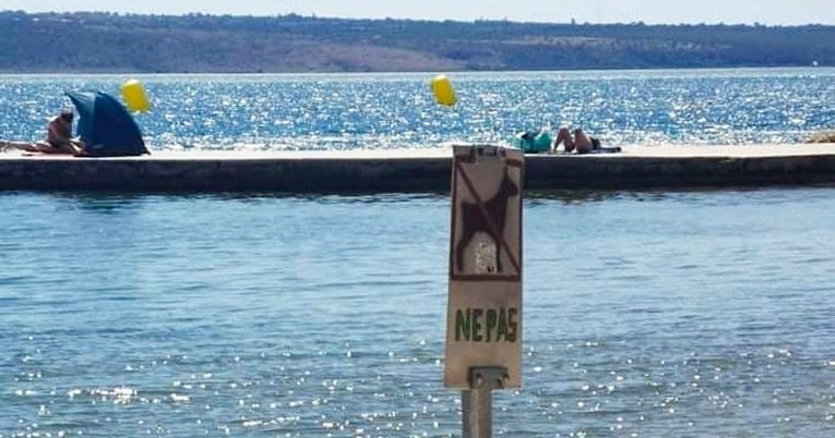 Na plaži u Dalmaciji turiste će dočekati ovaj natpis. Mislite da će ga razumjeti?