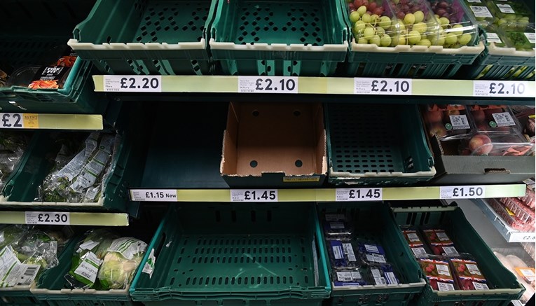 Britanski supermarketi na police stavljaju povrće od kartona
