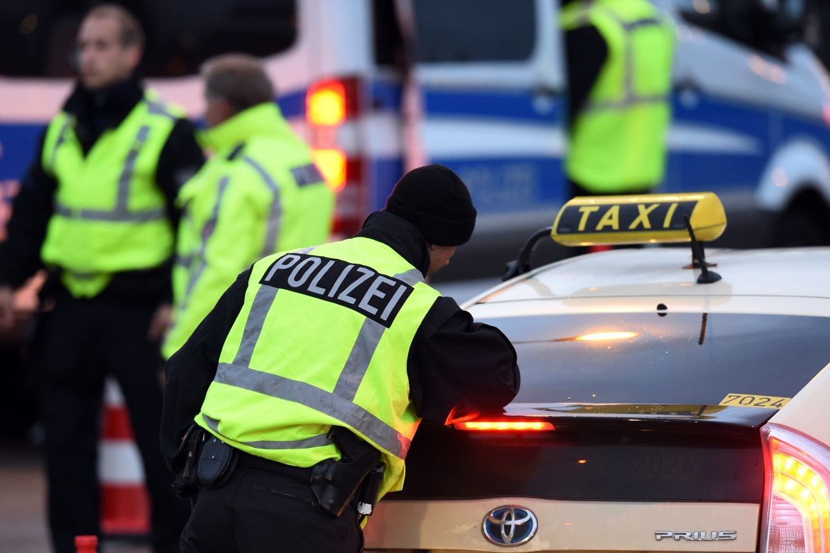 Pijane djevojke u Njemačkoj odbile platiti taksistu, napale ga i odvezle se taksijem