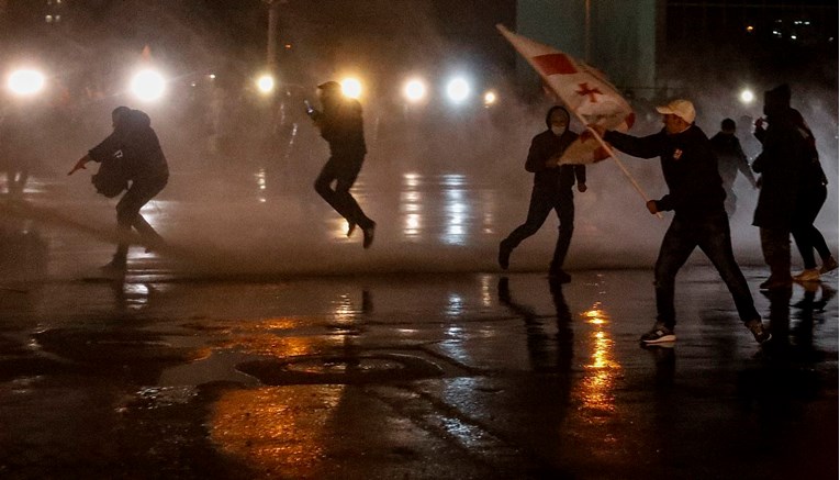 Gruzijska policija upotrijebila vodene topove i suzavac protiv prosvjednika