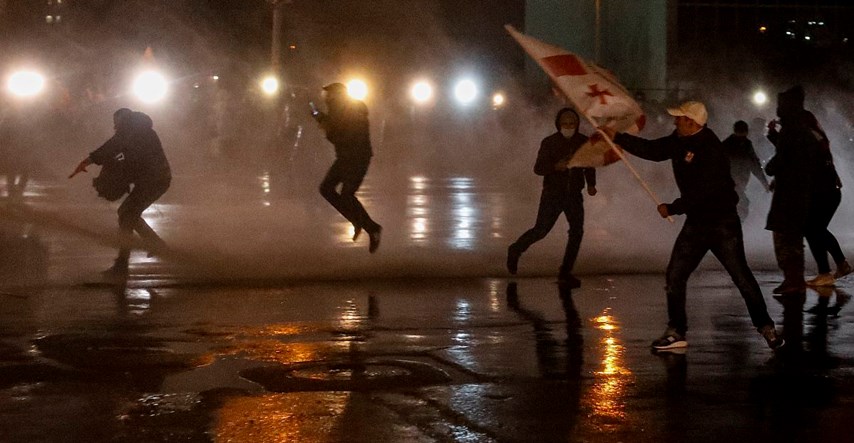 Gruzijska policija upotrijebila vodene topove na prosvjednike koji traže nove izbore