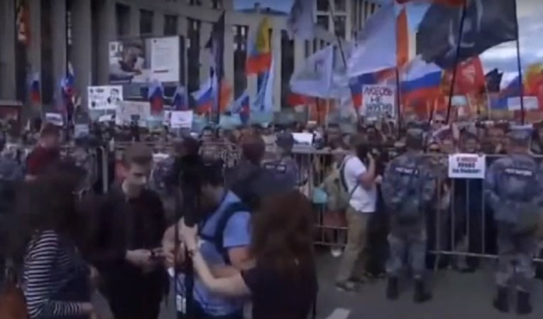 Više od 20.000 ljudi prosvjeduje u centru Moskve