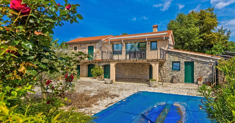 FOTO Kamena kuća s bazenom u Malinskoj prodaje se za 3.3 milijuna kuna