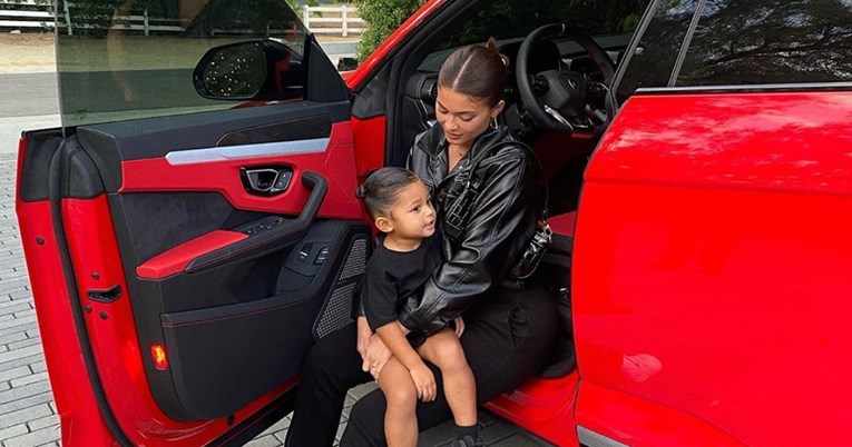 Kylie Jenner kritiziraju jer je kćerkici kupila ruksak vrijedan 77 tisuća kuna