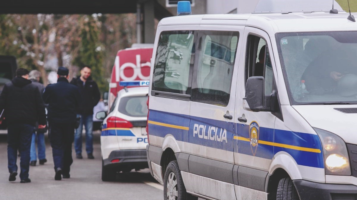 Branitelj u Gospiću šakom izudarao liječnika jer ga nije pregledao preko reda