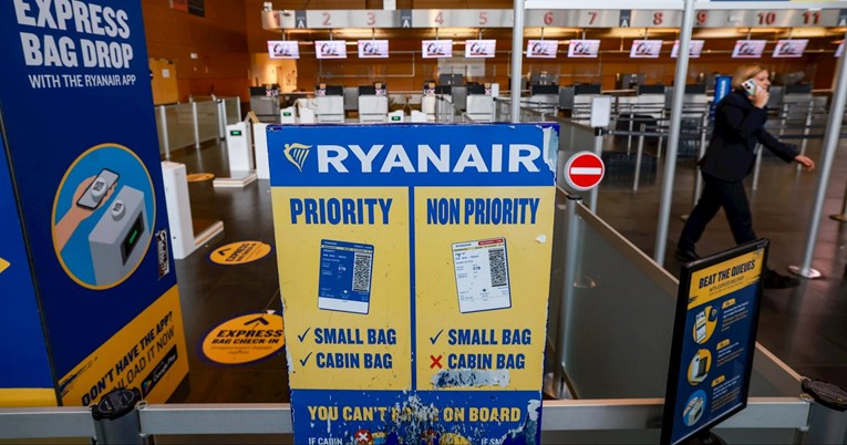 Ryanair će osoblju za pronađenu preveliku prtljagu davati bonus od 2.5 eura po torbi