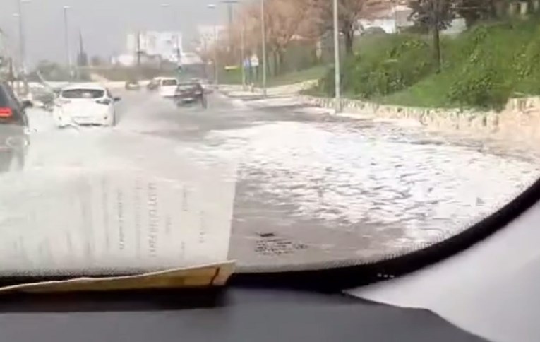 VIDEO Nevrijeme u Dalmaciji, auti zapeli u nanosima tuče u Splitu. Pogledajte