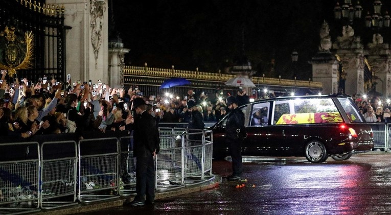 VIDEO Kraljičin lijes stigao u Buckinghamsku palaču, na ulicama deseci tisuća ljudi