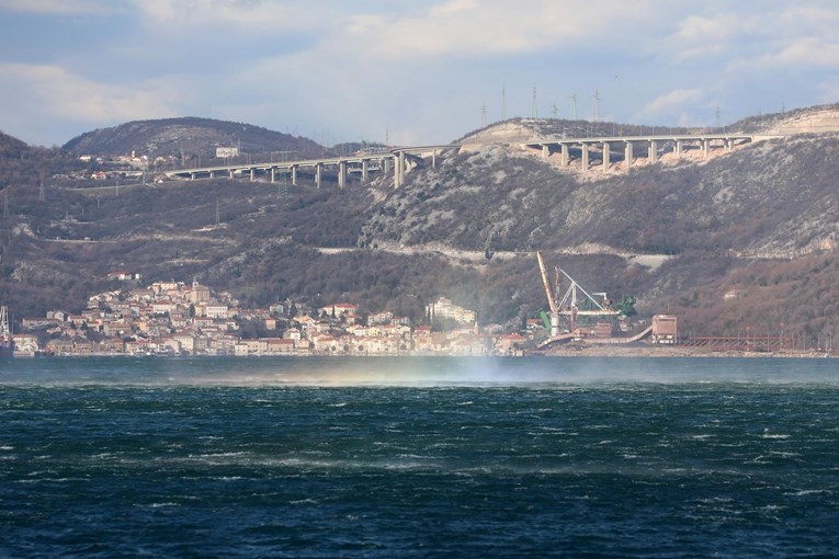 Jak vjetar stvara probleme u prometu na Jadranu