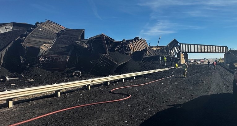 Vlak pun ugljena u SAD-u srušio most i pao na autocestu. Poginuo vozač kamiona