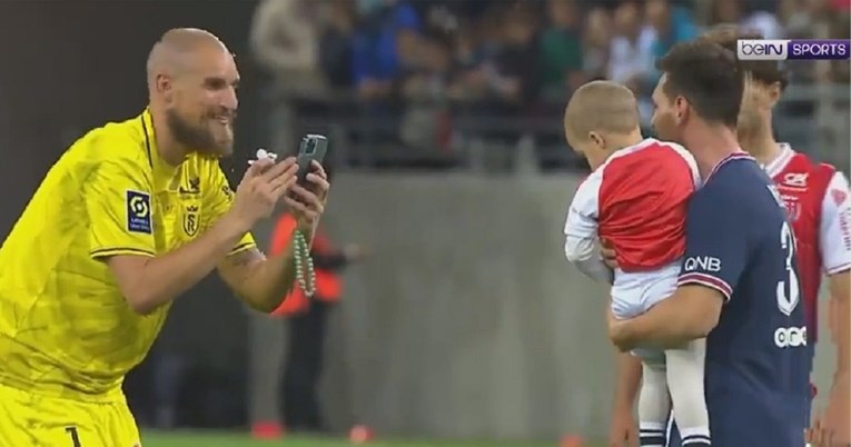 Messijev debi u PSG-u. Protivnik mu donio dijete, a navijači transparent