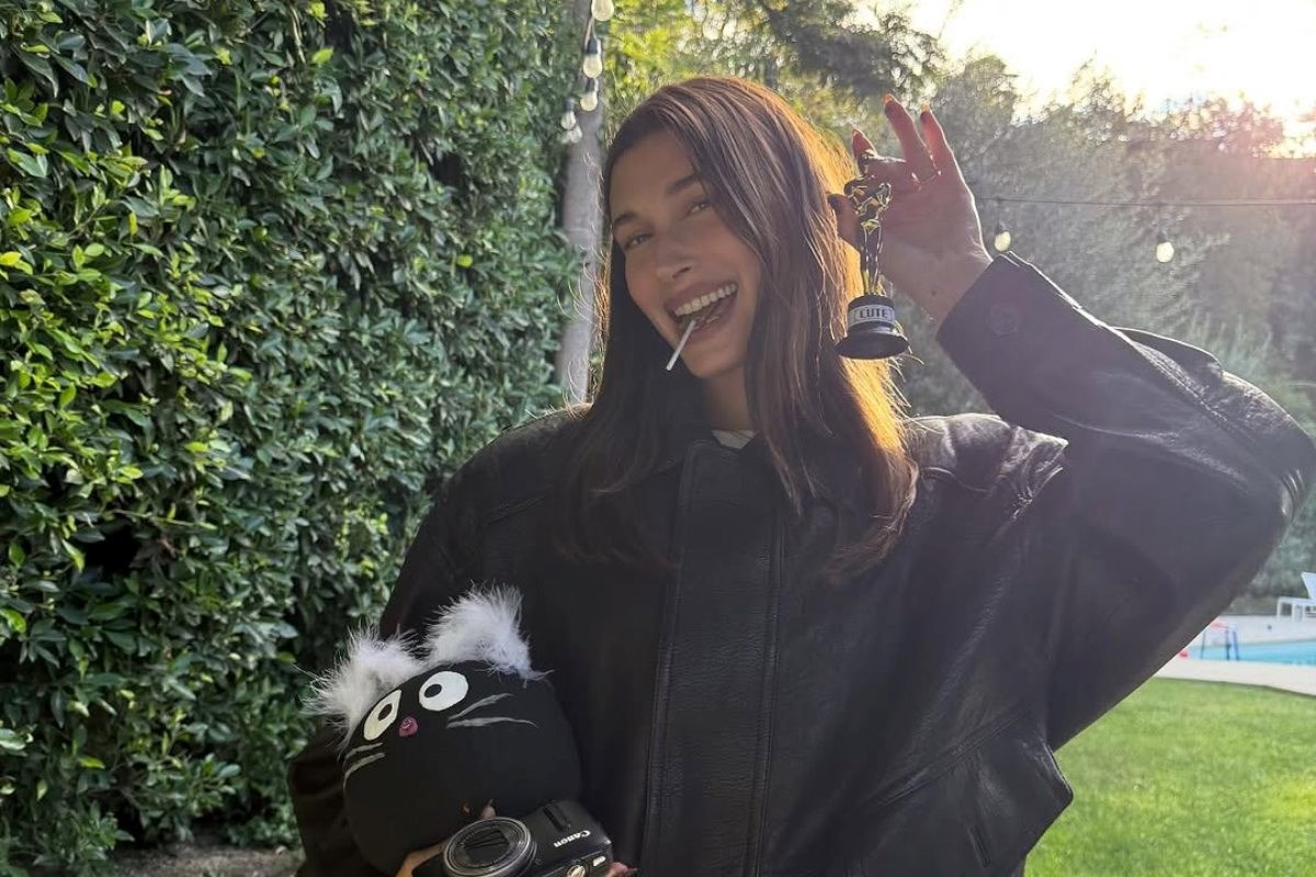 Hailey Bieber spaja luksuz i pristupačnost u stilu 90-ih