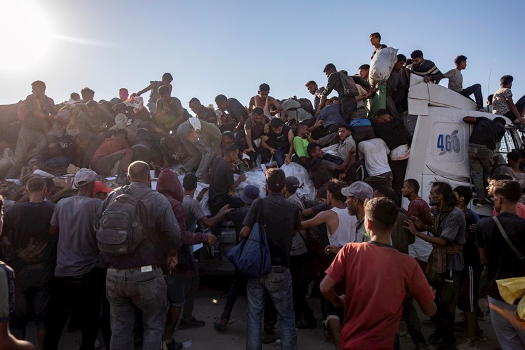 U Gazi se prevrnuo kamion s hranom, pao na ljude. Najmanje je 20 mrtvih