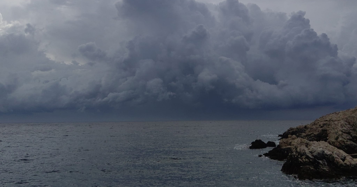 VIDEO Na Kvarneru grmljavina, kiša, jako jugo. Pogledajte timelapse oblaka nad Cresom