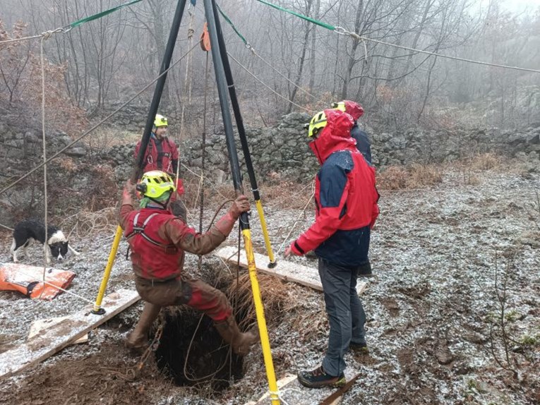 HGSS Split spasio tele koje je upalo u jamu kod Sinja. Sedam sati trajala je akcija