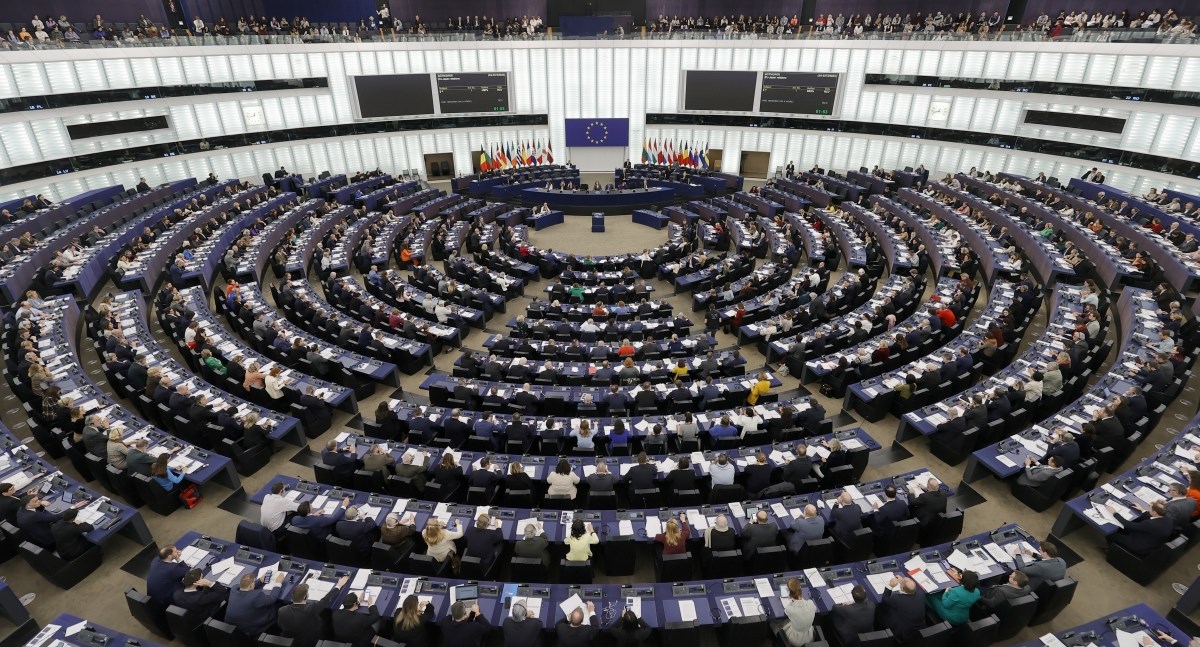 Zastupnici EU parlamenta dobili boce sa sumnjivom vodom, poslano hitno upozorenje