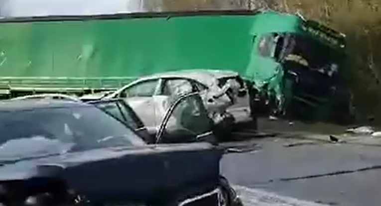 Kamion kod Stare Gradiške probio rampu pa naletio na 15 vozila. 18 ozlijeđenih