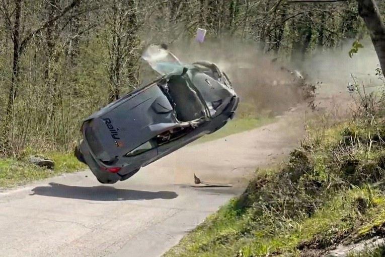 VIDEO Teška nesreća uoči WRC spektakla u Hrvatskoj. Kotači otpali od siline udarca